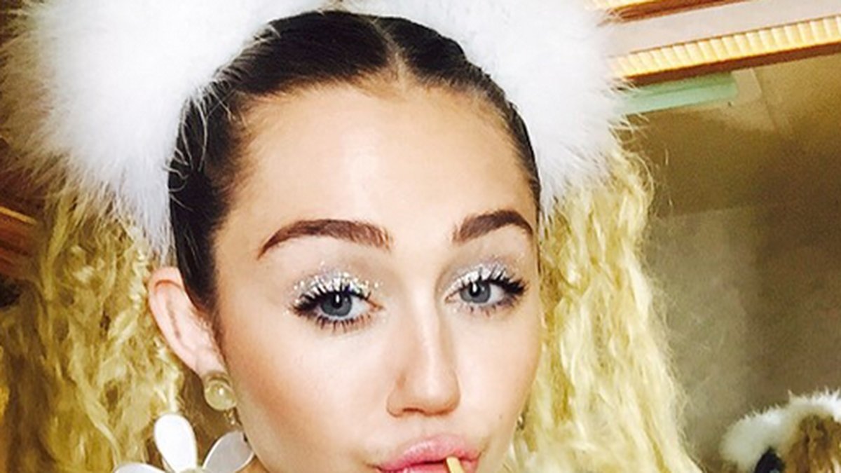 Miley Cyrus röker en joint. 